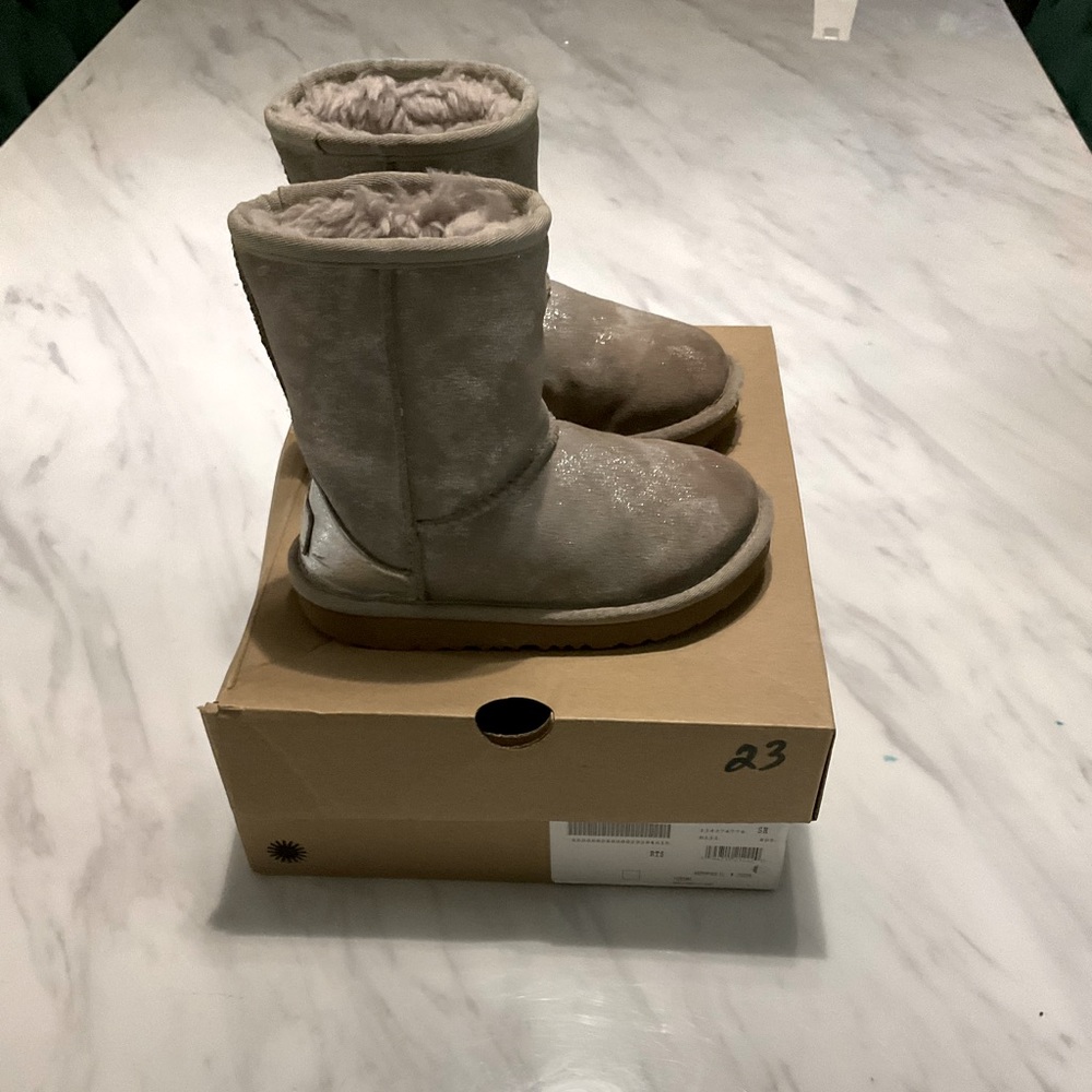 Silver kid Uggs